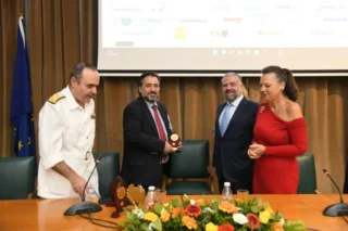 Παράδοση βραβείου από τον Αντιπρόεδρο της Ένωσης κ. Ιωάννη Γελασάκη στη Διεύθυνση Πλοιάρχων της ΑΕΝ Ασπροπύργου