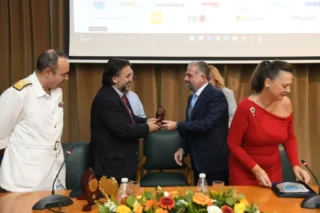 Παράδοση βραβείου από τον Αντιπρόεδρο της Ένωσης κ. Ιωάννη Γελασάκη στη Διεύθυνση Πλοιάρχων της ΑΕΝ Ασπροπύργου