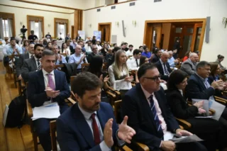 Παράδοση βραβείου από τον Αντιπρόεδρο της Ένωσης κ. Ιωάννη Γελασάκη στη Διεύθυνση Πλοιάρχων της ΑΕΝ Ασπροπύργου