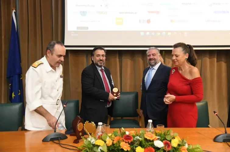 Παράδοση βραβείου από τον Αντιπρόεδρο της Ένωσης κ. Ιωάννη Γελασάκη στη Διεύθυνση Πλοιάρχων της ΑΕΝ Ασπροπύργου
