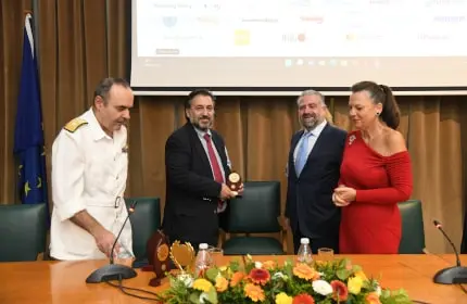 Παράδοση βραβείου από τον Αντιπρόεδρο της Ένωσης κ. Ιωάννη Γελασάκη στη Διεύθυνση Πλοιάρχων της ΑΕΝ Ασπροπύργου